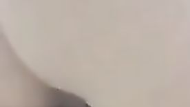 Gata Super Peituda Faz Vídeo se Exibindo Peladinha Com Óleo no Corpo